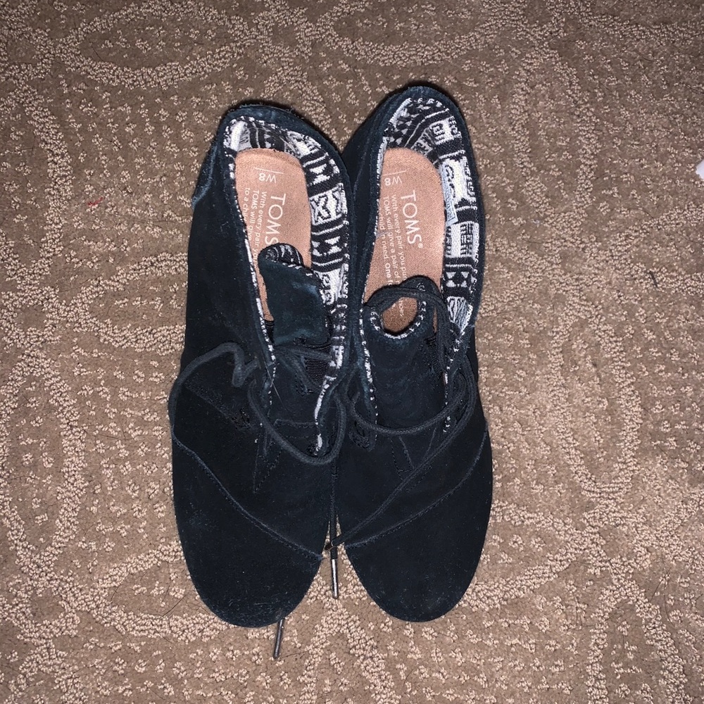 Toms black wedges